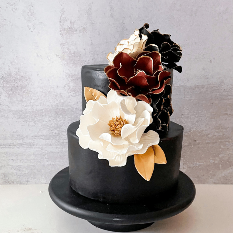 trendy wedding cake with white modern magnolia
